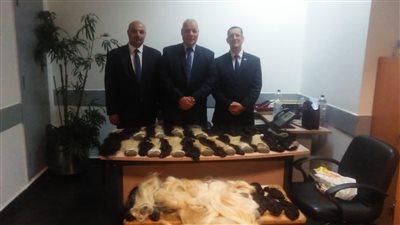 ضبط 146 باروكة شعر طبيعي وأقراص مخدرة وحشيش داخل علب بطاطس بمطار القاهرة| صور