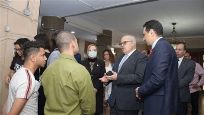 رئيس جامعة القاهرة يتفقد لجان الامتحانات 