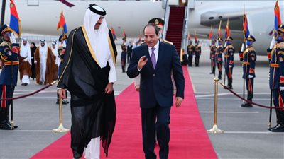  الرئيس السيسي وأمير قطر يستعرضان حرس الشرف بقصر الاتحادية
