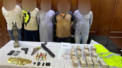 ضبط تشكيل عصابي بحوزتهم تمثال أثري وكمية من الأموال بالجيزة