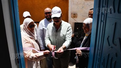 محافظ أسوان يسلم 26 منزلا بعد إعادة إعمارها لتضررها من السيول (صور)