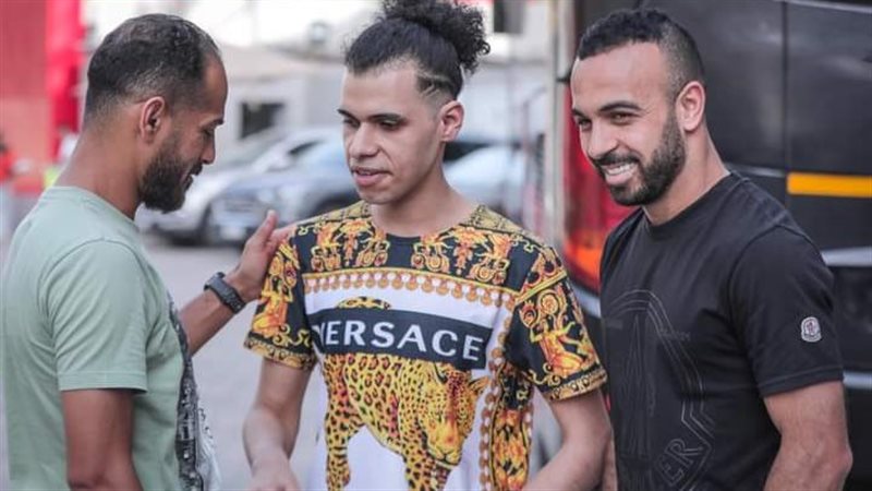 لاعبو الأهلي مع المشجع
