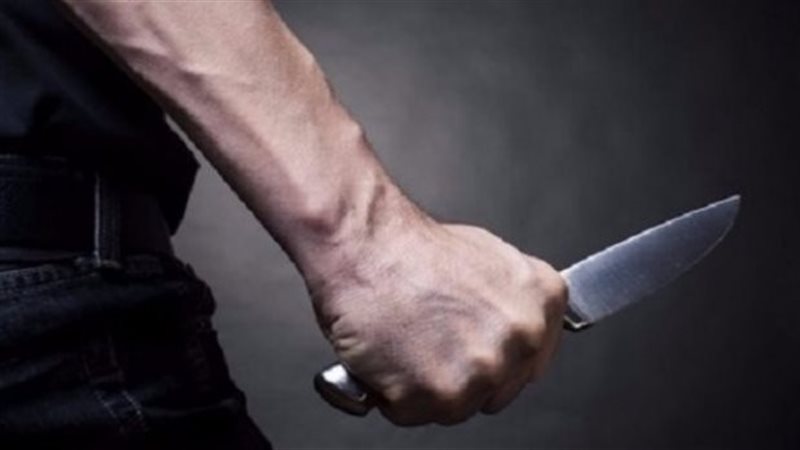 عاطل يقتل والدته