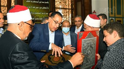 مسؤولو مشيخة مسجد السيد البدوي يقدمون مصحفا هدية لرئيس الوزراء | صور