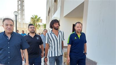 كواليس جلسة محمد النني مع مدرب المقاولون بعد زيارته للنادي | صور 