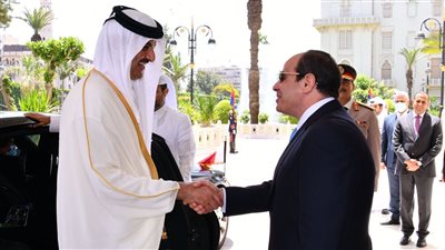 الرئيس السيسي يستقبل أمير قطر بمطار القاهرة بعد قليل