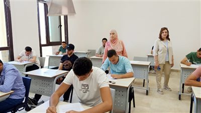 رئيس جامعة المنصورة الجديدة يتابع اختبارات اللغة الإنجليزية