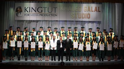 ٥٤ فنانا وفنانة يشاركون في العرض المسرحي «ألف عيلة وعيلة» | صور