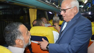 محافظ بورسعيد يودع 40  من حجاج الجمعيات قبل سفرهم للأراضي المقدسة | صور