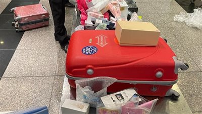 ضبط شيش إلكترونية ومستحضرات تجميل وهواتف بحوزة راكب بمطار القاهرة