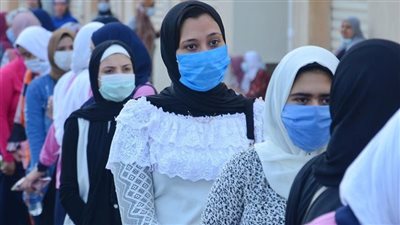 بالكمامة والكحول.. بدء توافد طلاب الثانوية العامة لأداء امتحان اللغة العربية 