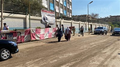 توافد طلاب الثانوية العامة وأولياء أمورهم على لجان الامتحانات بالبساتين | فيديو