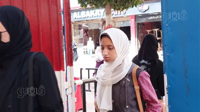 منع الهواتف والكشف عن درجة الحرارة.. انتظام دخول طالبات الثانوية العامة بمطروح | صور