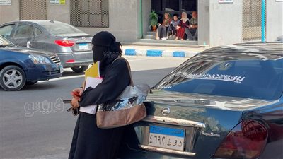 أولياء أمور طالبات الثانوية العامة ينتظرون أبنائهم أمام لجان الامتحانات بمطروح | صور