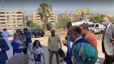 دخول دورات المياه.. محافظ القاهرة يستمع لشكاوى وطلبات أولياء أمور طلاب الثانوية العامة | فيديو