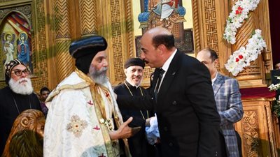 محافظ أسوان يشارك فى حفل تنصيب وتجليس الأنبا بيشوى أسقفًا للكاتدرائية | صور