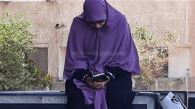 بقراءة القرآن والدعاء.. أمهات طلاب الثانوية ينتظرن أبنائهن أمام اللجان بالإسماعيلية | صور 