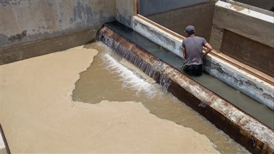 رئيس مياه القناة: انتهاء تطهير وتعقيم مروقات محطة أبوعارف بالسويس