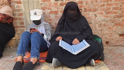  افتراش الرصيف وقراءة القرآن.. القلق يظهر على ولي أمر طالبة ثانوية عامة بمطروح 