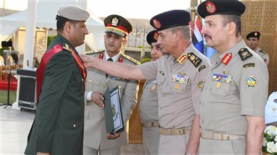 وزير الدفاع يشهد تخرج دورات جديدة من دارسي أكاديمية ناصر العسكرية وكلية القادة والأركان 