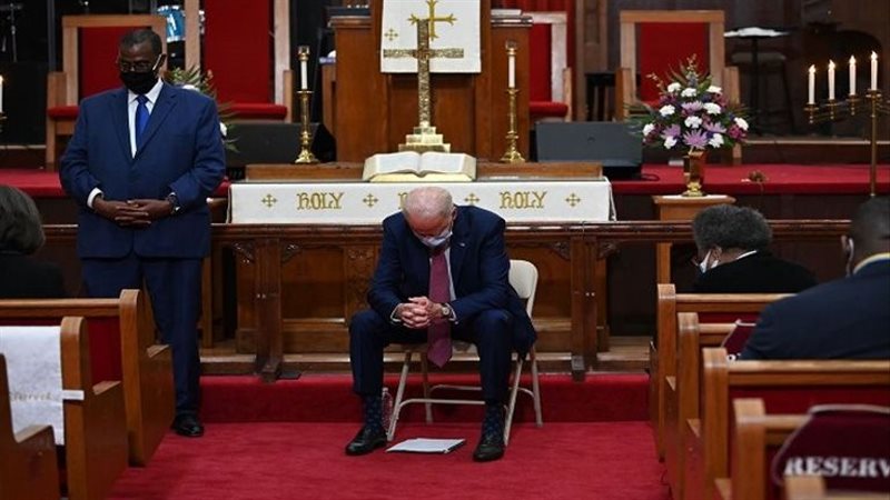 بايدن يحضر القداس