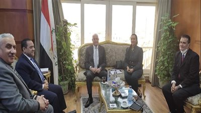 محافظ جنوب سيناء يبحث مع رئيس التنظيم والإدارة توفير العمالة اللازمة للتجمعات التنموية