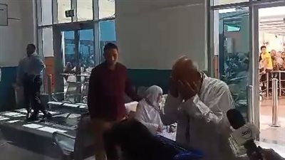 حاج من قرعة الفيوم يدخل في نوبة بكاء بمطار القاهرة | فيديو 