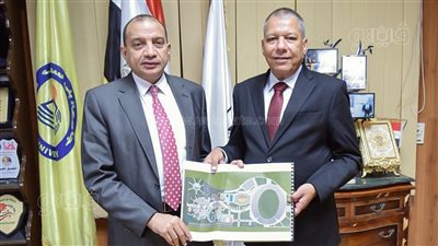 رئيس جامعة بنى سويف يسلم رئيس النادي الرياضي التصور الهندسي لفرع شرق النيل