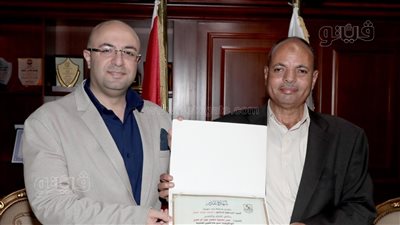 محافظ بني سويف يكرم مدير الشؤون القانونية بالديوان العام لبلوغه سن المعاش