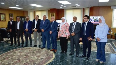 محافظ الوادي الجديد يلتقي وفد 