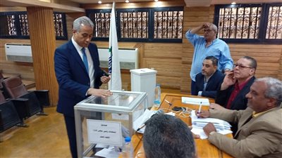 حسن شحاتة رئيسا للاتحاد العام لنقابات عمال مصر.. وعادل عبد الفضيل يهنئ منافسه بالفوز