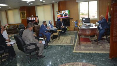 محافظ الوادي الجديد يبحث تطبيق نظام الذاكرة المؤسسية