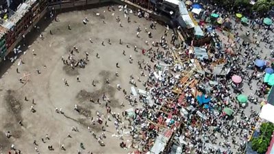 دماء في حلبة المصارعة.. انهيار مدرج ومقتل 6 متفرجين وإصابة 100 | فيديو