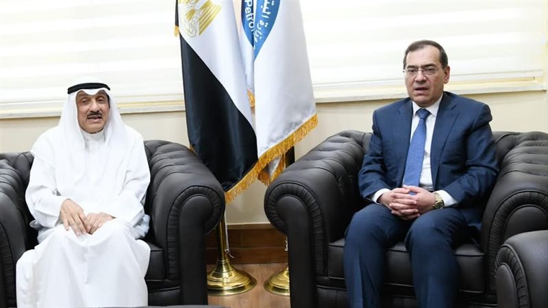 وزير البترول وأمين