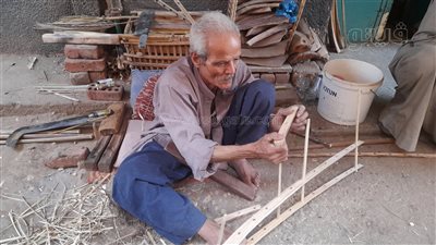 أقدم قفاص ببني سويف.. عم حسان 60 سنة في تشكيل جريد النخيل| فيديو