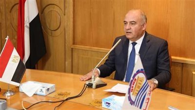 خلال استقباله للمواطنين بمكتبه.. محافظ قنا يبحث 109 شكاوي