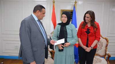 محافظ البحيرة يخصص٢٥٢ ألف جنيه للطالبة 