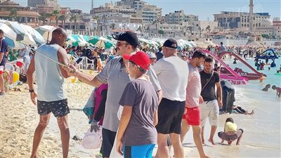  إقبال ملحوظ من المواطنين على شواطئ مرسى مطروح|فيديو