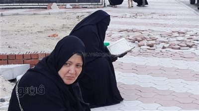 بقراءة القرآن والدعاء.. أمهات طلاب الثانوية ينتظرن أبنائهن خارج اللجان بالإسماعيلية | صور