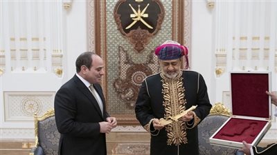 هدية تذكارية من السلطان هيثم للرئيس السيسي