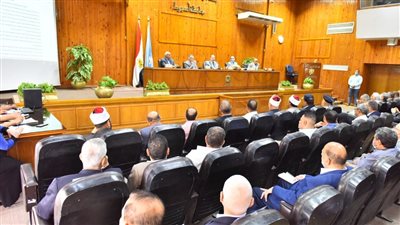 محافظ أسيوط يترأس جلسة المجلس التنفيذي ويستعرض مشروعات تطوير الأسواق والمواقف 