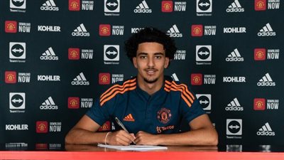 مانشستر يونايتد يوقع عقدا احترافيا لموهبة العراق زيدان إقبال