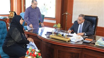 محافظ سوهاج والسكرتير المساعد يلتقون 86 مواطنا لبحث مطالبهم وحل شكواهم