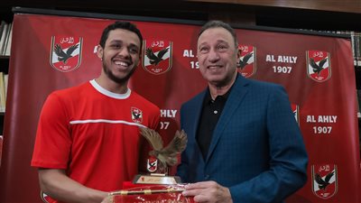 الخطيب يكرم مصطفى عسل بعد فوزه ببطولة العظماء الثمانية للإسكواش