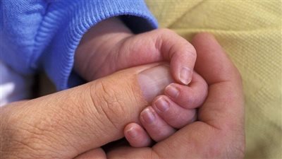 ظنته انتفاخا بالبطن.. طالبة بريطانية تضع مولودها في الحمام