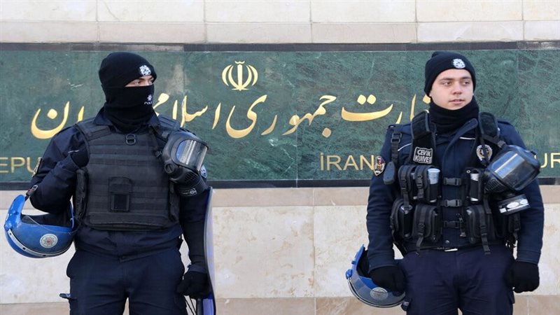 إيران تعتقل مترجمين