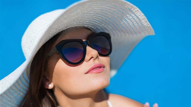 القبعة والنظارة الشمسية