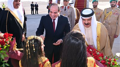  لحظة وصول السيسي إلى البحرين ومراسم استقبال رسمية | صور