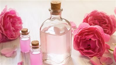 استشاري تغذية علاجية: هذه فوائد استخدام ماء الورد يوميا على بشرتك
