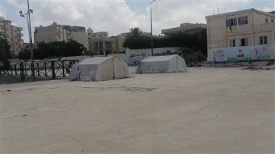 بث مباشر | نقل أسر عقار الدخيلة المنهار منذ عام من خيم مركز شباب المسيري إلى 